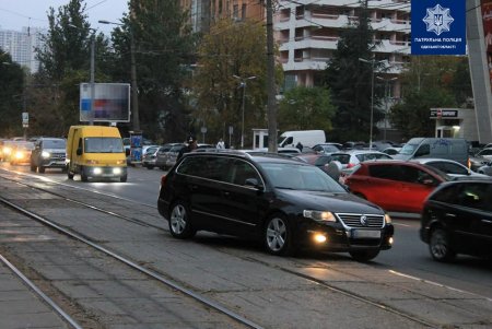 Во время рейда патрульные зафиксировали в городе случаи неправильной парковки и езды по выделенной трамвайной колее (фото)