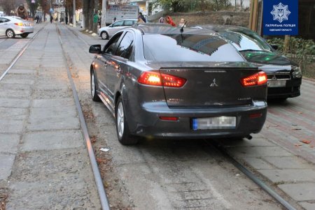 Во время рейда патрульные зафиксировали в городе случаи неправильной парковки и езды по выделенной трамвайной колее (фото)