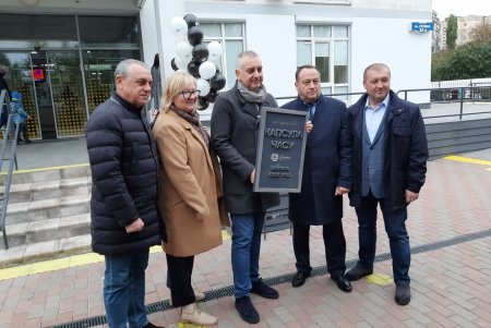 На территории детской поликлиники № 6 заложили капсулу времени с видеообращением от жителей Киевского района (фото, видео)