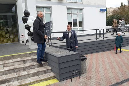 На территории детской поликлиники № 6 заложили капсулу времени с видеообращением от жителей Киевского района (фото, видео)