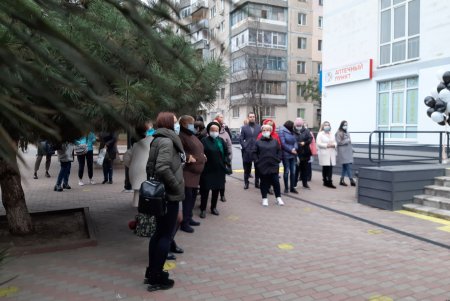 На территории детской поликлиники № 6 заложили капсулу времени с видеообращением от жителей Киевского района (фото, видео)