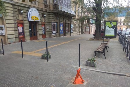 Завершен капремонт двух внутридомовых территорий в районе Нового рынка и тротуара возле ТЮЗа (фото)