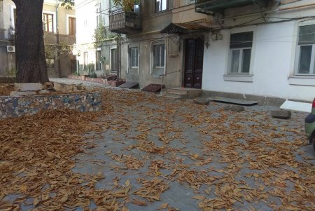 Завершен капремонт двух внутридомовых территорий в районе Нового рынка и тротуара возле ТЮЗа (фото)