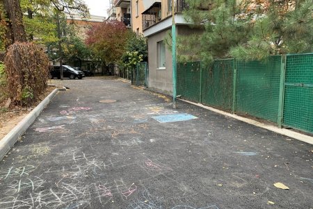 Завершен капремонт двух внутридомовых территорий в районе Нового рынка и тротуара возле ТЮЗа (фото)