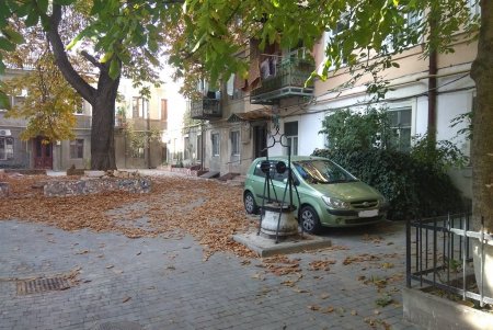 Завершен капремонт двух внутридомовых территорий в районе Нового рынка и тротуара возле ТЮЗа (фото)