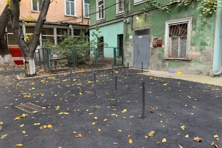 Завершен капремонт двух внутридомовых территорий в районе Нового рынка и тротуара возле ТЮЗа (фото)