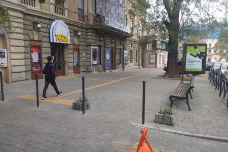 Завершен капремонт двух внутридомовых территорий в районе Нового рынка и тротуара возле ТЮЗа (фото)