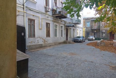 Завершен капремонт двух внутридомовых территорий в районе Нового рынка и тротуара возле ТЮЗа (фото)
