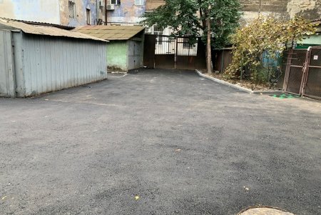 Завершен капремонт двух внутридомовых территорий в районе Нового рынка и тротуара возле ТЮЗа (фото)