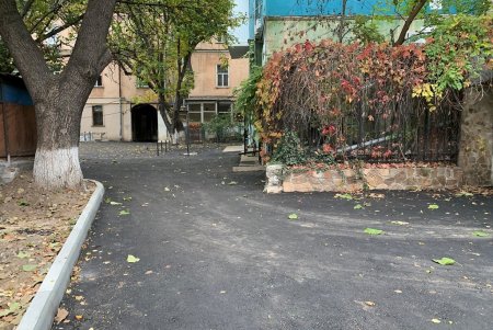 Завершен капремонт двух внутридомовых территорий в районе Нового рынка и тротуара возле ТЮЗа (фото)