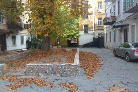 Завершен капремонт двух внутридомовых территорий в районе Нового рынка и тротуара возле ТЮЗа (фото)