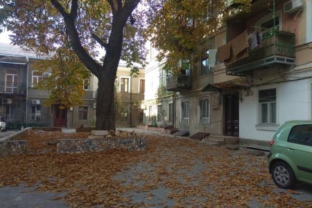 Завершен капремонт двух внутридомовых территорий в районе Нового рынка и тротуара возле ТЮЗа (фото)