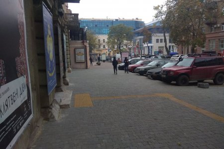 Завершен капремонт двух внутридомовых территорий в районе Нового рынка и тротуара возле ТЮЗа (фото)