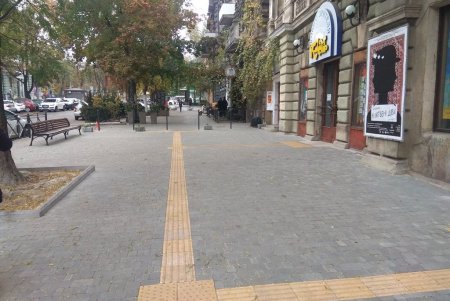 Завершен капремонт двух внутридомовых территорий в районе Нового рынка и тротуара возле ТЮЗа (фото)