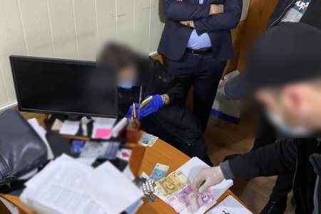 Чиновники Государственной исполнительной службы вымогали тысячу долларов за снятие ареста с автомобиля (фото, видео)