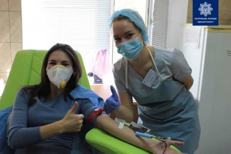 Патрульные стали донорами крови для маленьких пациентов в областной детской больнице (фото)
