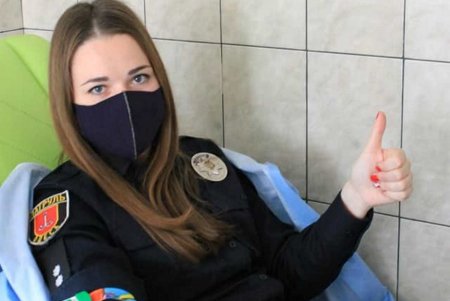 Патрульные стали донорами крови для маленьких пациентов в областной детской больнице (фото)