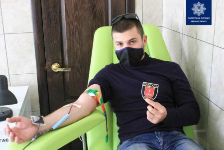 Патрульные стали донорами крови для маленьких пациентов в областной детской больнице (фото)