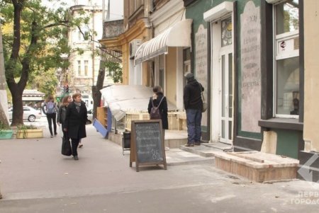 Реставрация старинной аптечной вывески на улице Льва Толстого почти завершена (фото)