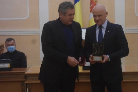 Мэр Одессы вручил знаки отличия людям, оказавшим активную помощь при ликвидации последствий аварии «Делфи» (фото)