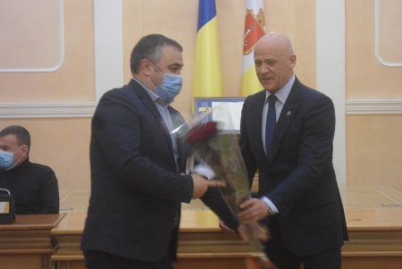 Мэр Одессы вручил знаки отличия людям, оказавшим активную помощь при ликвидации последствий аварии «Делфи» (фото)