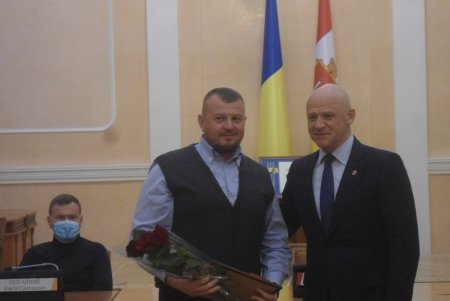 Мэр Одессы вручил знаки отличия людям, оказавшим активную помощь при ликвидации последствий аварии «Делфи» (фото)