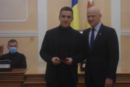 Мэр Одессы вручил знаки отличия людям, оказавшим активную помощь при ликвидации последствий аварии «Делфи» (фото)