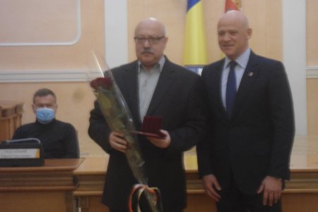 Мэр Одессы вручил знаки отличия людям, оказавшим активную помощь при ликвидации последствий аварии «Делфи» (фото)