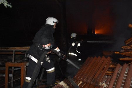 Спасатели два часа тушили крупный пожар в Аркадии (фото)