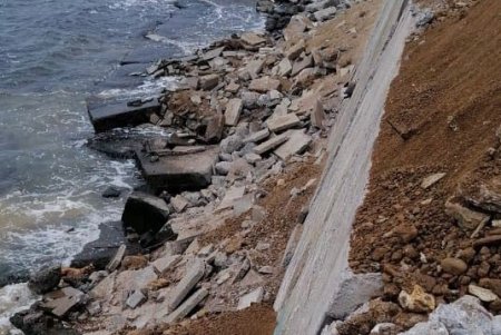 На пляже «Дельфин» приступили к капитальному ремонту подпорной стенки (фото)