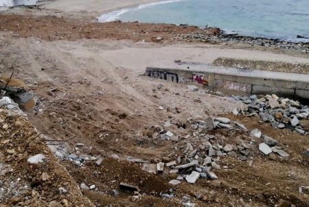 На пляже «Дельфин» приступили к капитальному ремонту подпорной стенки (фото)