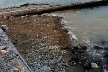 На пляже «Дельфин» приступили к капитальному ремонту подпорной стенки (фото)