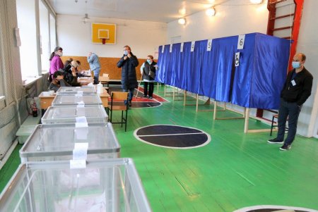 В Одессе проходит второй тур выборов городского головы (фоторепортаж)
