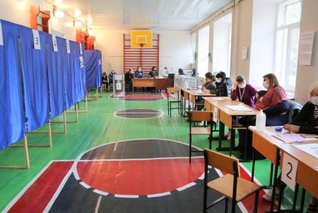 В Одессе проходит второй тур выборов городского головы (фоторепортаж)