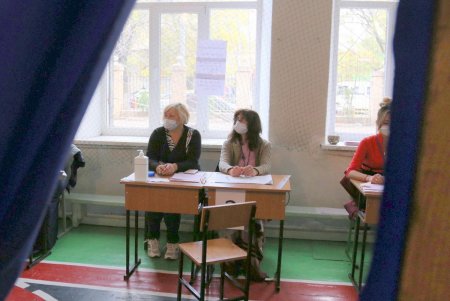В Одессе проходит второй тур выборов городского головы (фоторепортаж)
