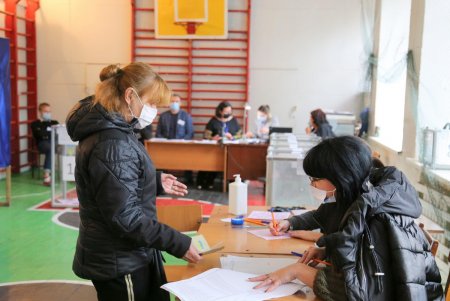 В Одессе проходит второй тур выборов городского головы (фоторепортаж)