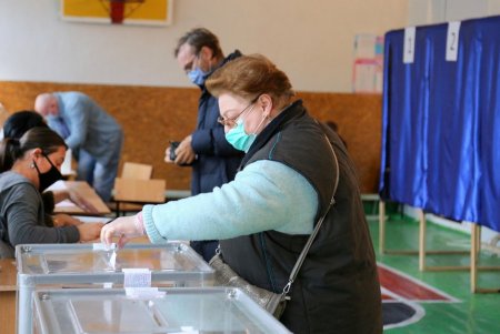 В Одессе проходит второй тур выборов городского головы (фоторепортаж)