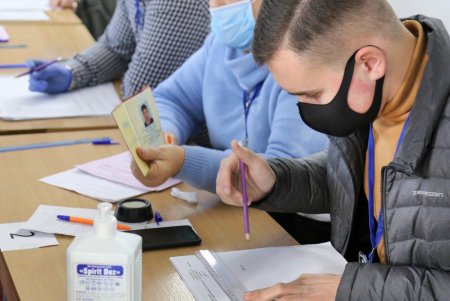 В Одессе проходит второй тур выборов городского головы (фоторепортаж)