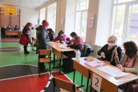 В Одессе проходит второй тур выборов городского головы (фоторепортаж)