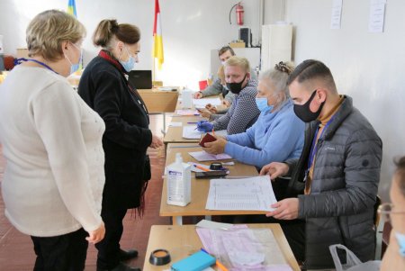 В Одессе проходит второй тур выборов городского головы (фоторепортаж)
