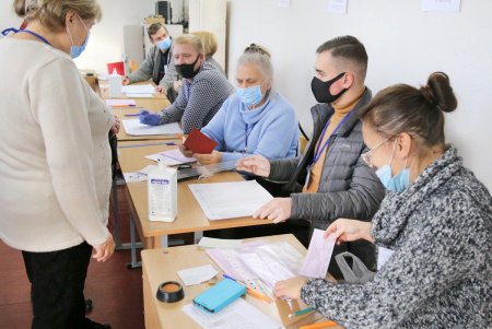 В Одессе проходит второй тур выборов городского головы (фоторепортаж)