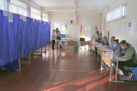 В Одессе проходит второй тур выборов городского головы (фоторепортаж)