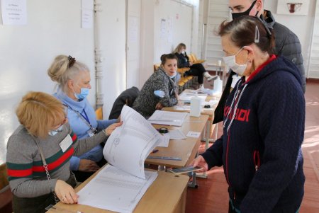 В Одессе проходит второй тур выборов городского головы (фоторепортаж)