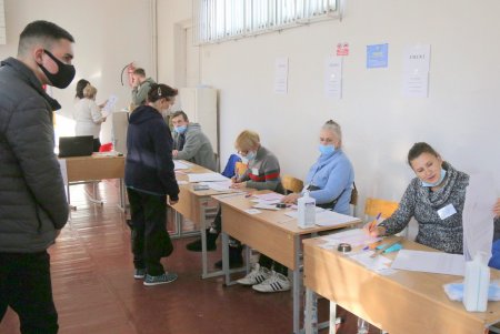 В Одессе проходит второй тур выборов городского головы (фоторепортаж)