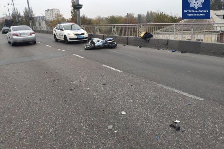 На Ивановском мосту мотоциклист потерял управление и устроил тройное ДТП (фото)