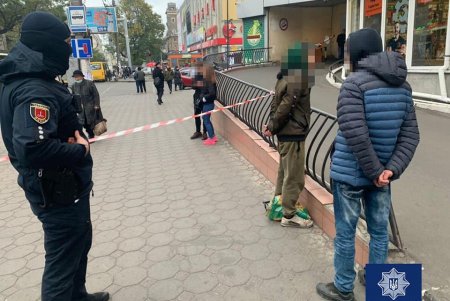 В центре Одессы двое мужчин украли у иностранца мобильный телефон (фото)
