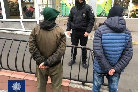 В центре Одессы двое мужчин украли у иностранца мобильный телефон (фото)