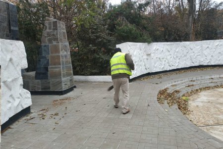Бювет и памятники в Киевском районе привели в порядок (фото)