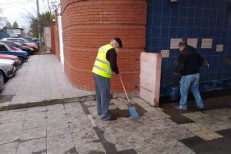 В Малиновском районе коммунальщики привели в порядок бюветы, памятники и фонтаны (фото)