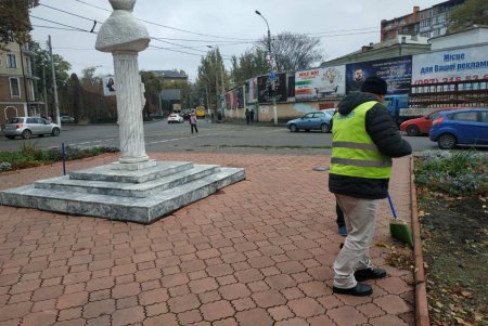 В Малиновском районе коммунальщики привели в порядок бюветы, памятники и фонтаны (фото)